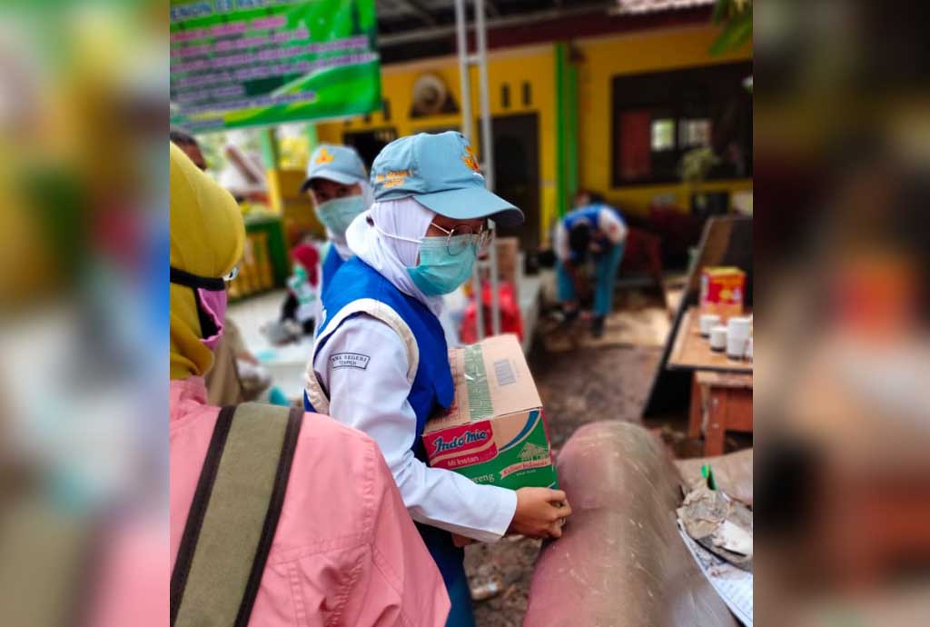 Menyalurkan donasi ke tempat bencana